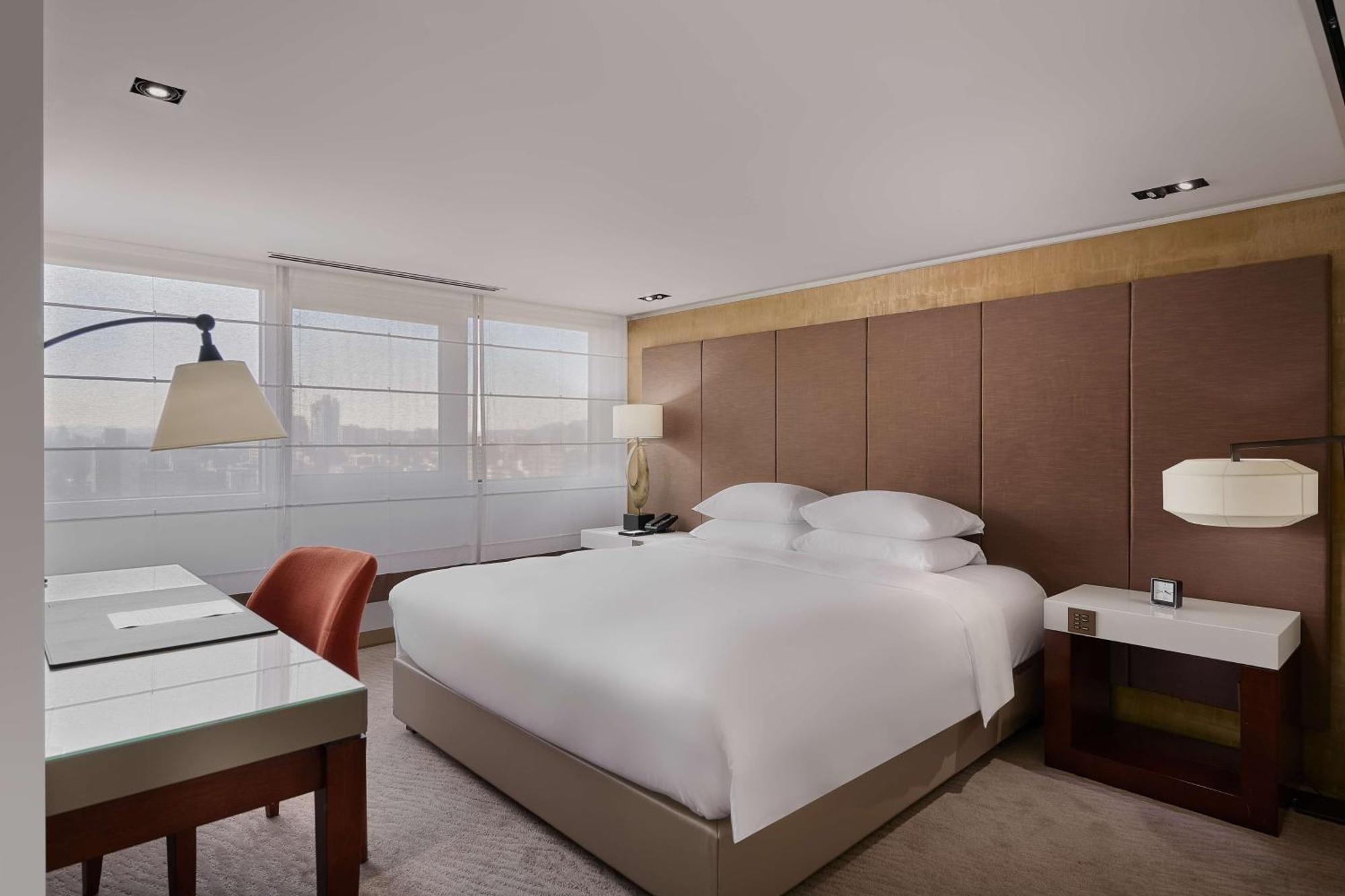 Grand Hyatt Taipei Hotel Exterior foto A bedroom at the hotel