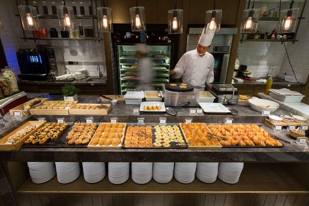 Grand Hyatt Taipei Hotel Restaurante foto A buffet at a hotel