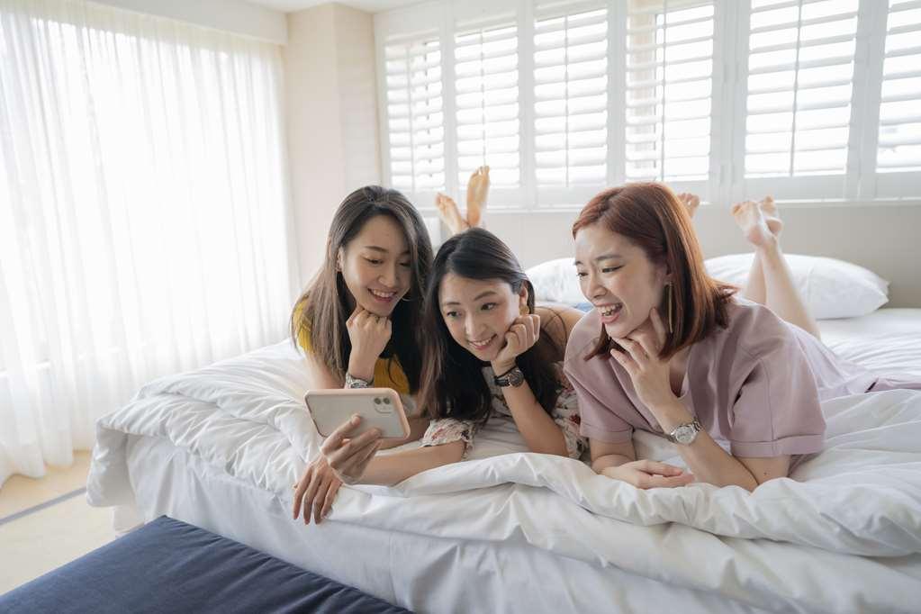 Grand Hyatt Taipei Hotel Quarto foto Thai women using a smartphone